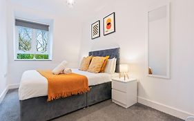 Smethwick Deluxe 2 Bedroom Aparetment - Secure Parking - Balcony - Rated Exceptional - 9Mc