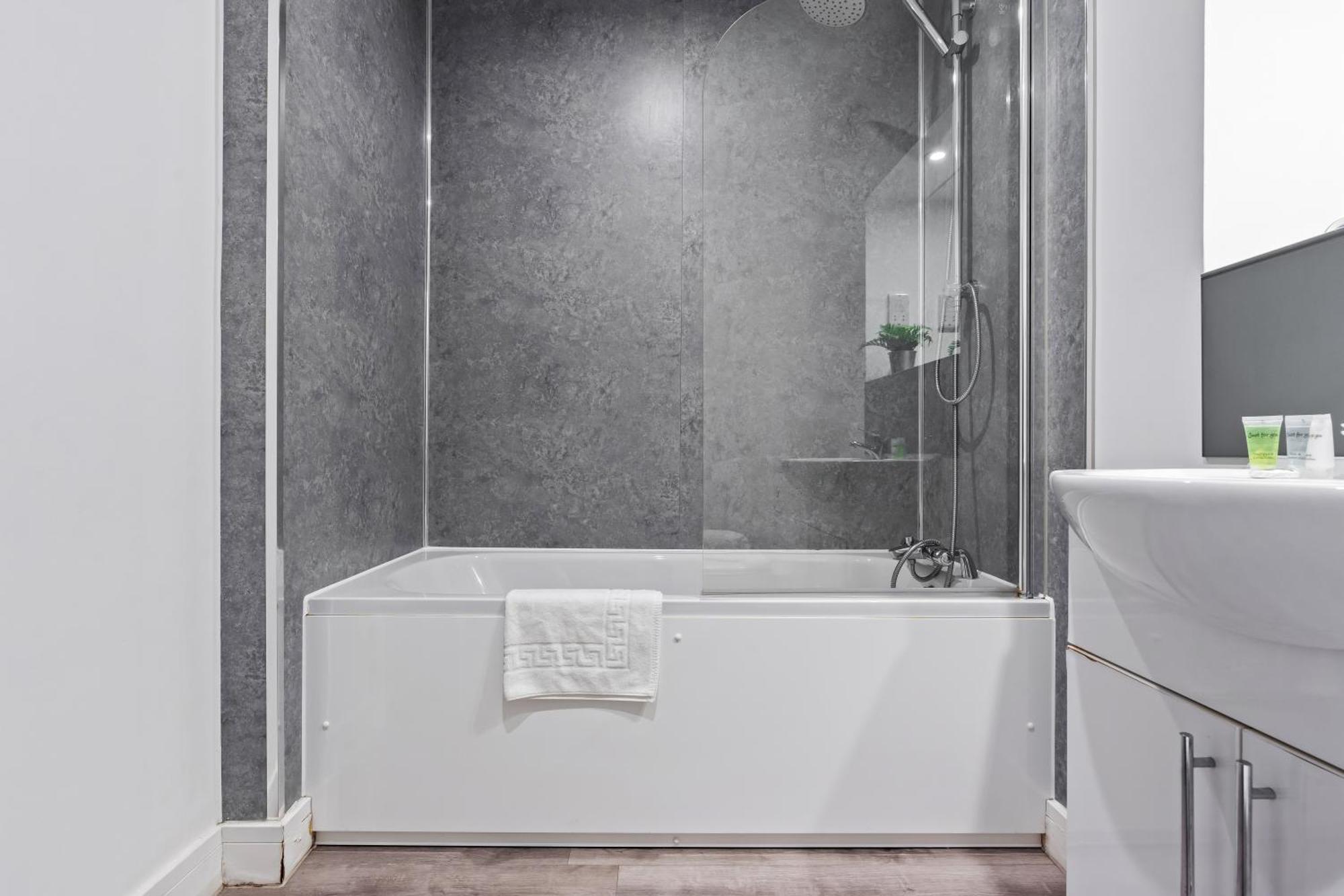 Smethwick Deluxe 2 Bedroom Aparetment - Secure Parking - Balcony - Rated Exceptional - 9Mc Birmingham Exterior photo